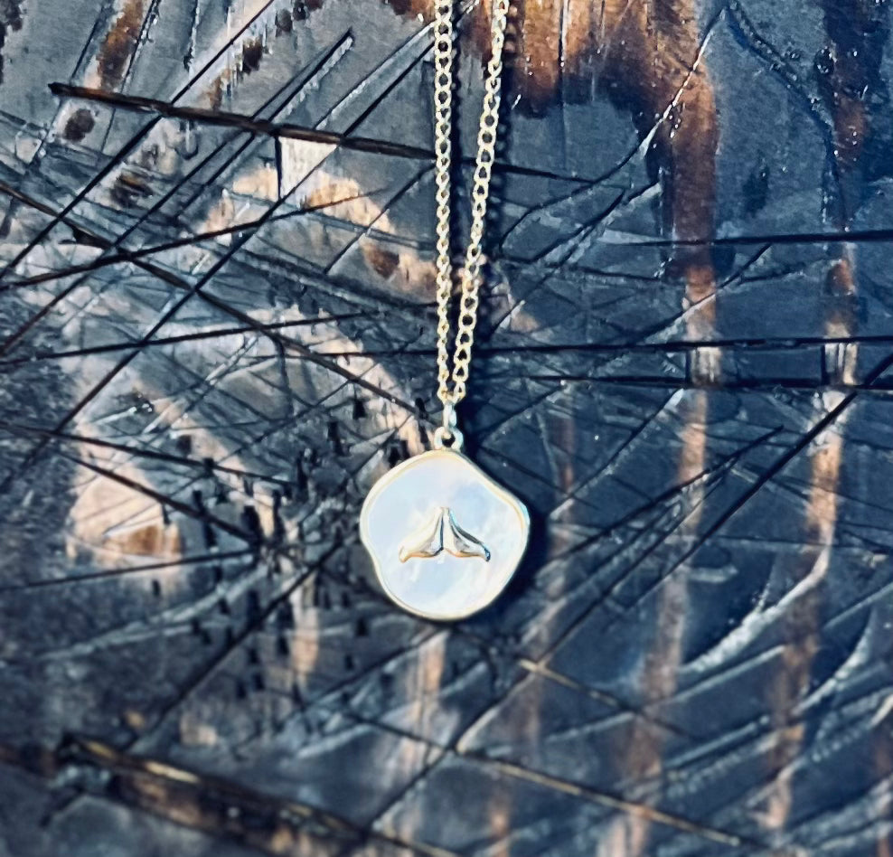 WHALE TAIL OVER MOTHER OF PEARL NECKLACE