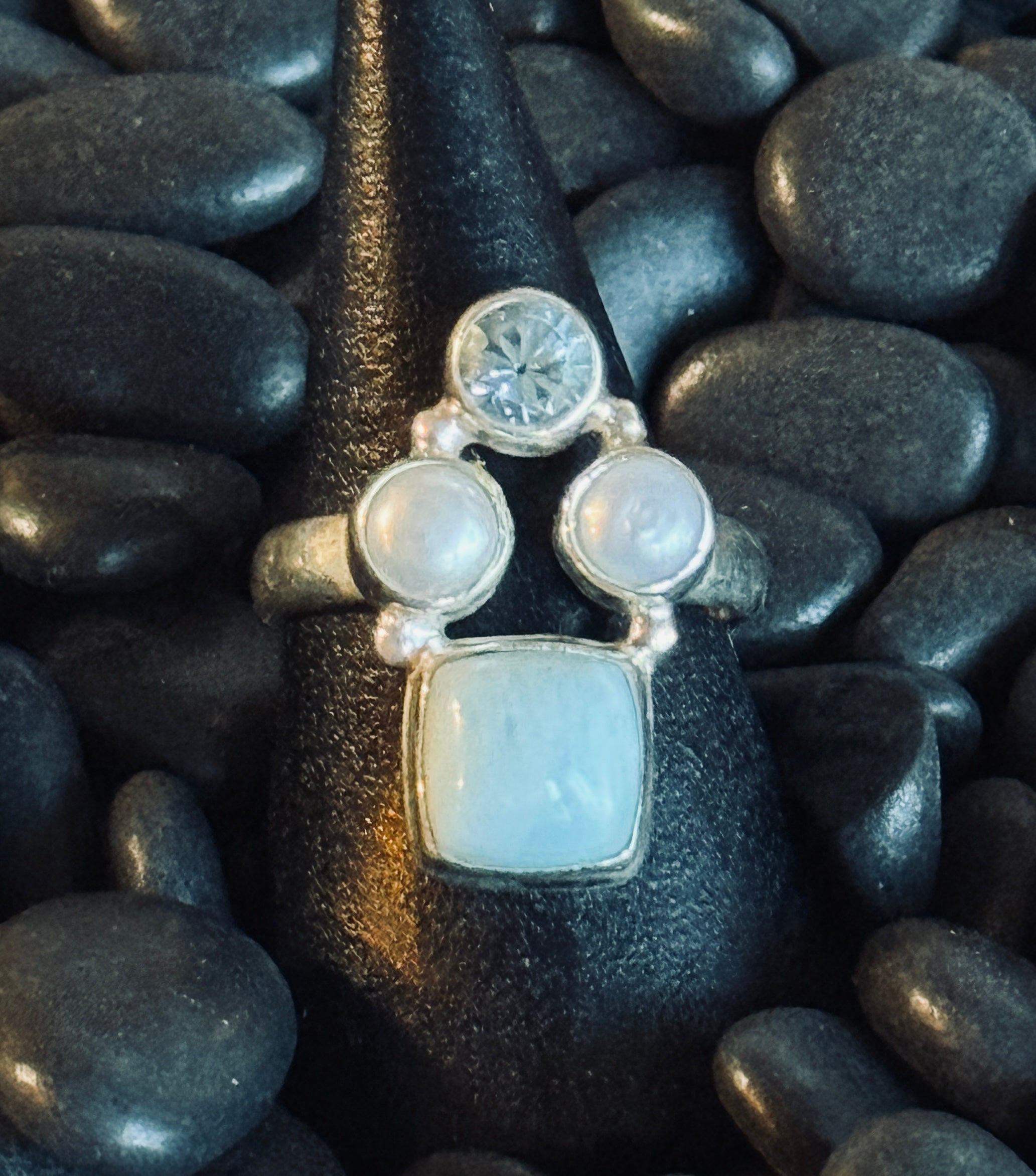 STERLING SILVER RING WITH TOPAZ, LARIMER, AND TWO PEARLS - SIZE 6.25
