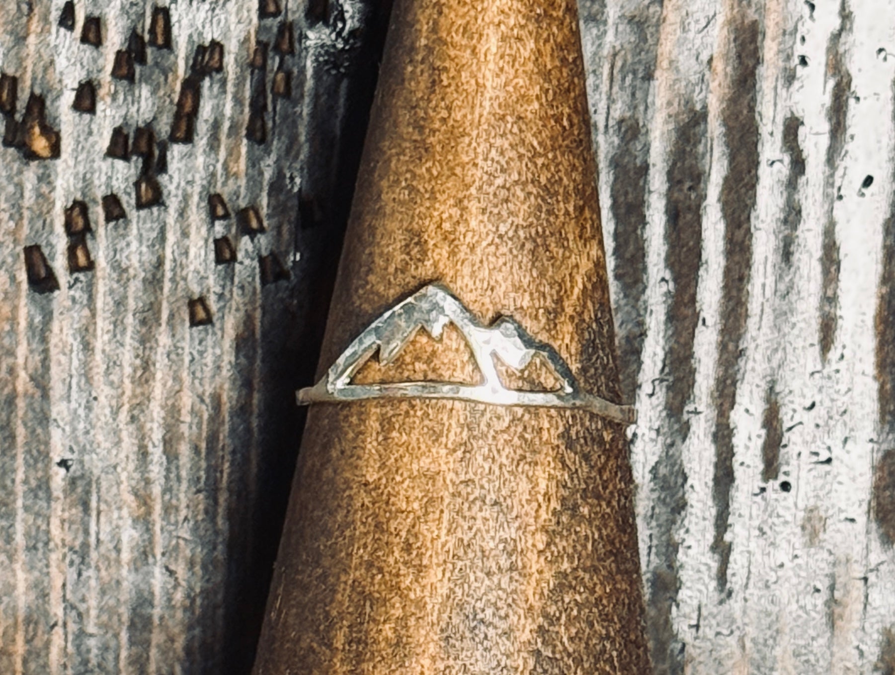 HAMMERED MOUNTIANS RING