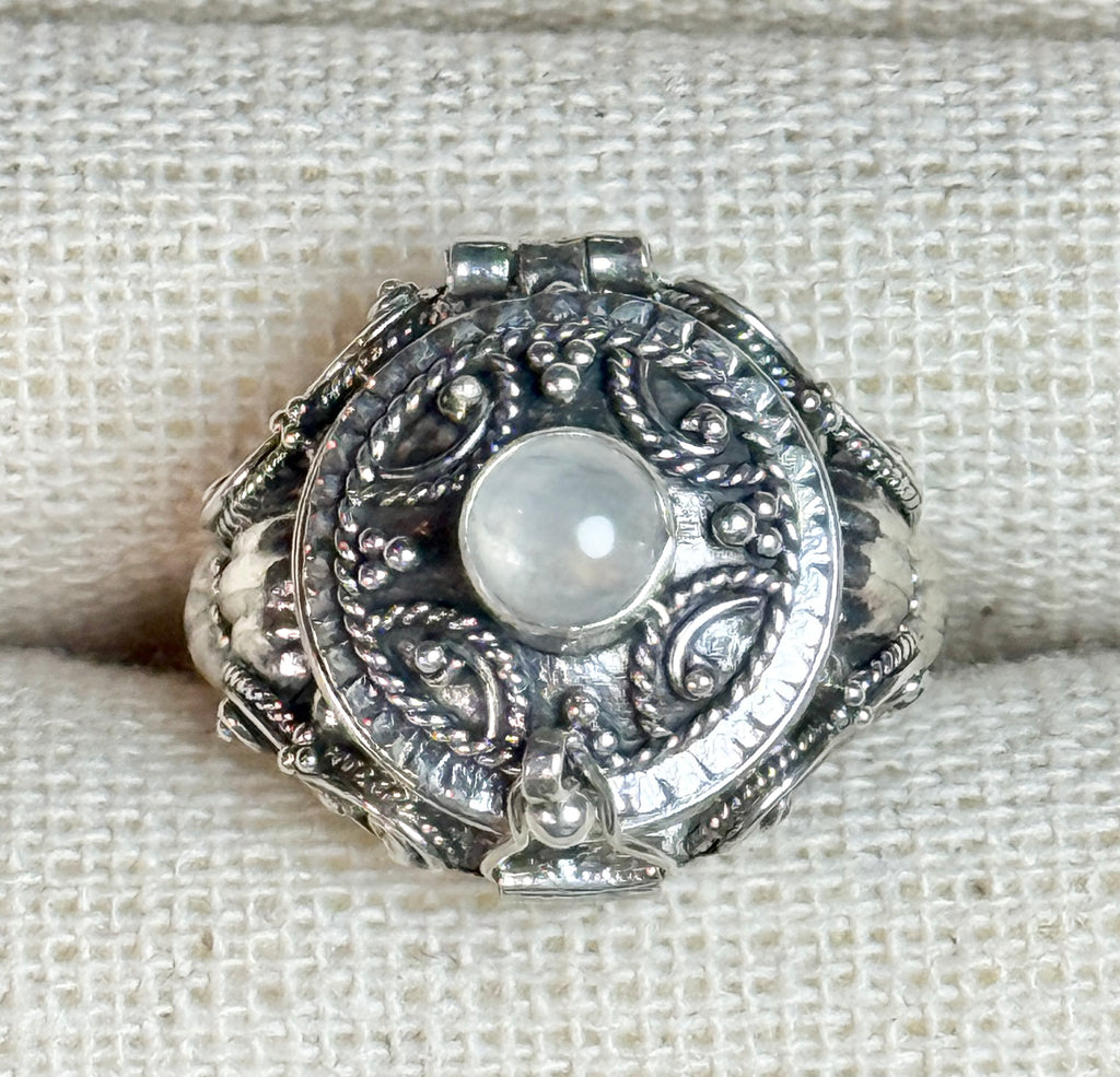 STERLING SILVER MOONSTONE POISON RING - 7